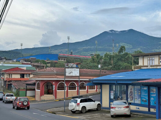 Hinter dem Stadion ragt ein Berg in die Höhe.