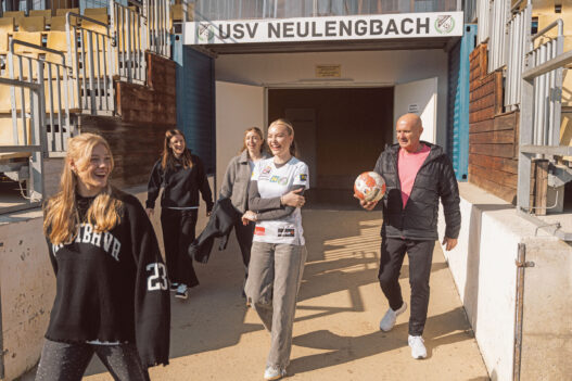 Neulengbach-Präsidentin Cheyenne Ochsenknecht steht mit Obmann Thomas Wirnsberger und drei Spielerinnen im Spielerinnentunnel des Wienerwaldstadion.